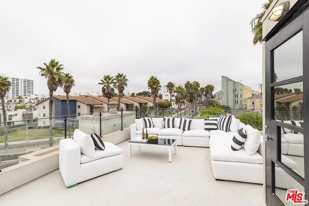 Venice Beach House coastal contemporary living