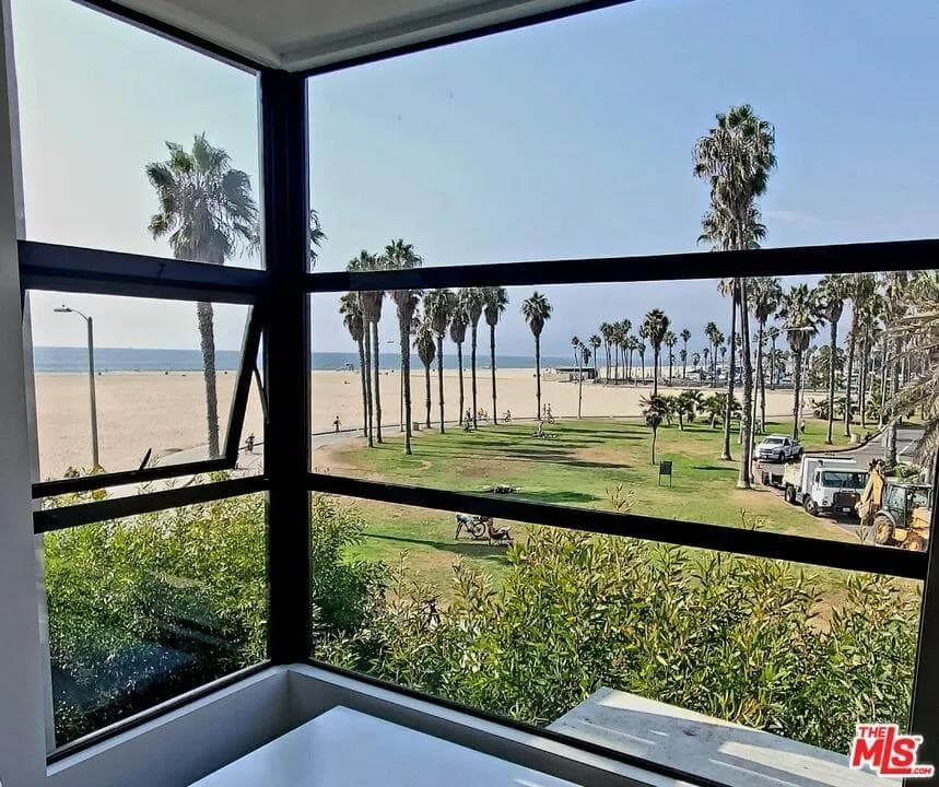 Venice Beach House full view